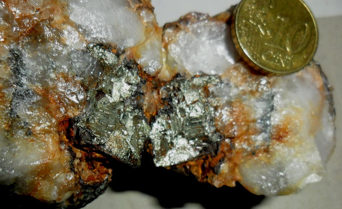 MISPIQUEL aurifero de Corcoesto - Coruña   (dos caras de cristal pseudocubico seccionado)