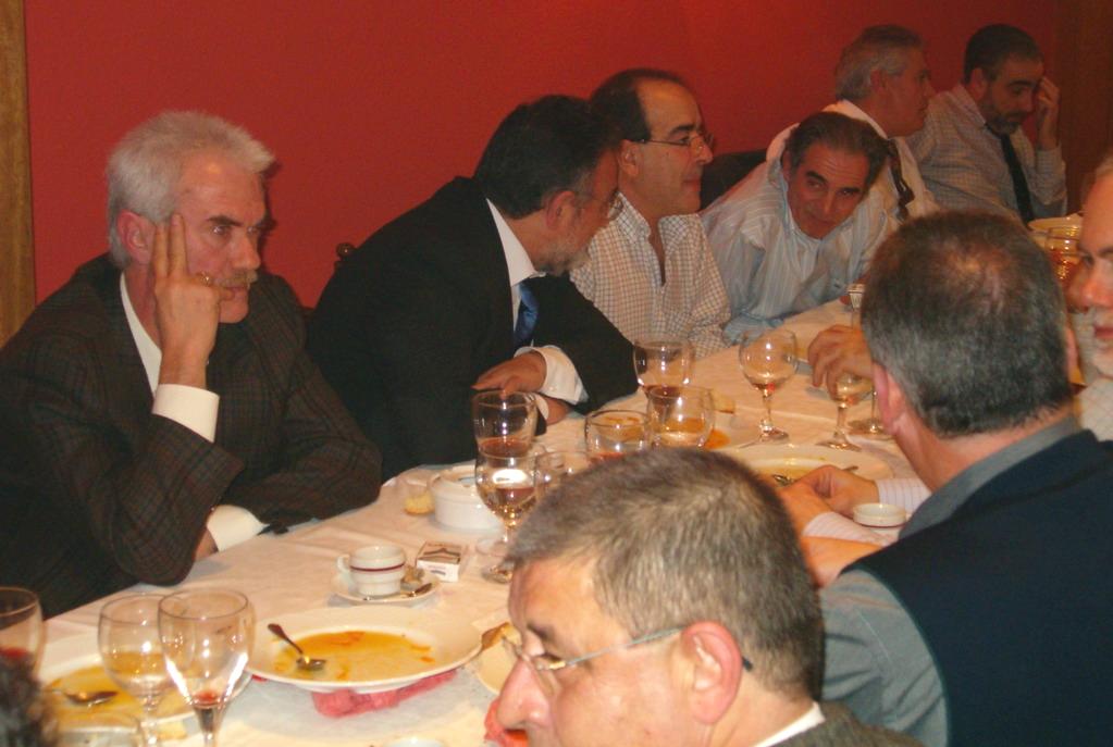 Los postres ya haban sucumbido.