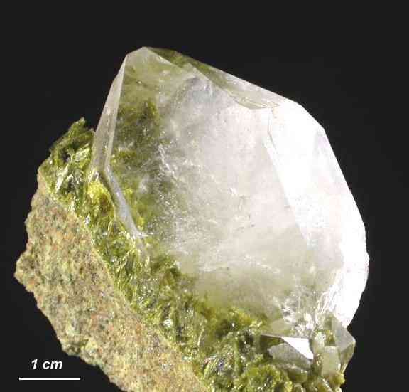 CUARZO  cristal de 5 cm sobre pistacita de la Cantera de Los Serranos de Albatera