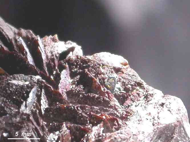 crestas de SIDERITA roja y pequeña CALCOPIRITA de las minas del Misterio en Borriol