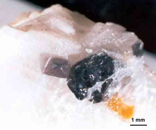 cristales de GAHNITA ( variedad de Espinela ) de Bossost