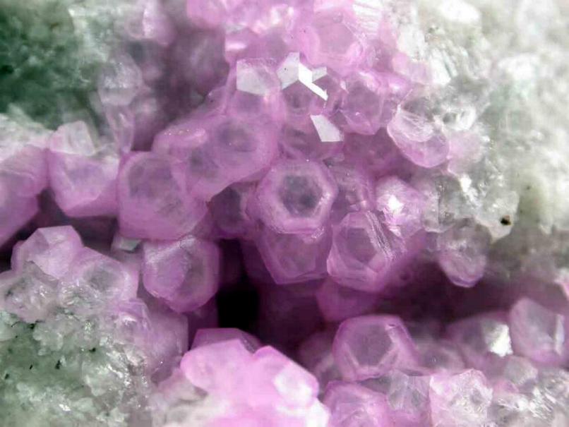 COBALTOCALCITA púrpura, cristales de 5 mm.