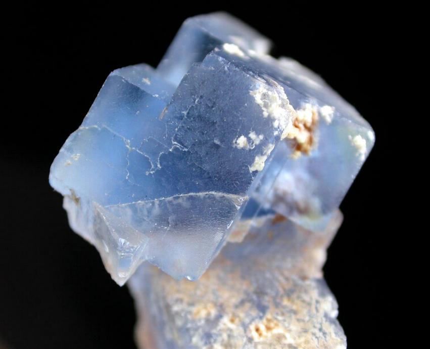 FLUORITA azul, cristales de 2 cm.