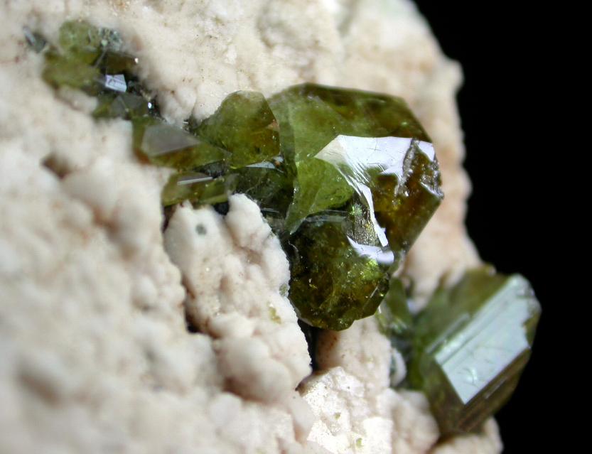 TITANITAS, cristales hasta 1 cm. sobre ORTOSA, Imilchil