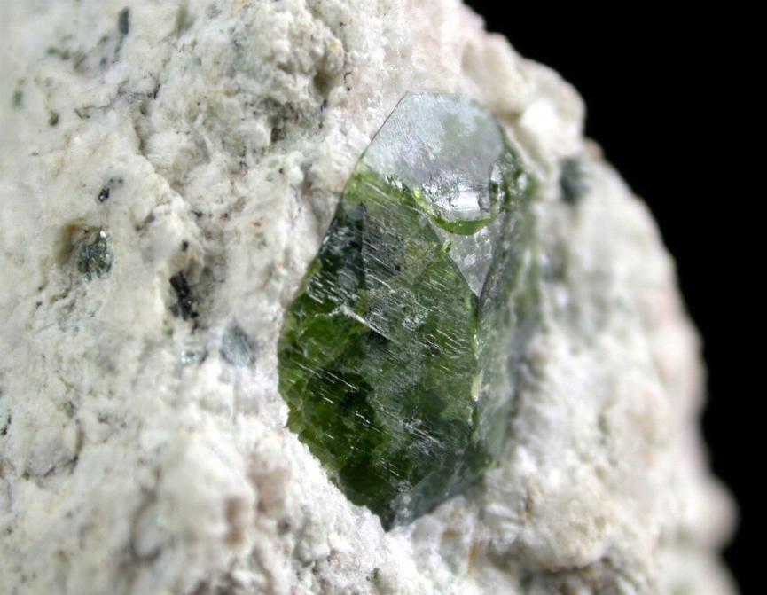 TITANITA verde de Imilchil en matrix, cristal 15 mm.