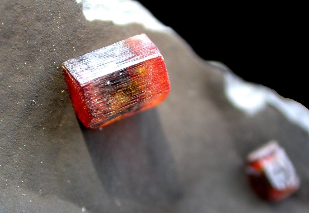 VANADINITA prismatica coloreada de Taous sobre HOLLANDITA, cristal grande 7 mm.