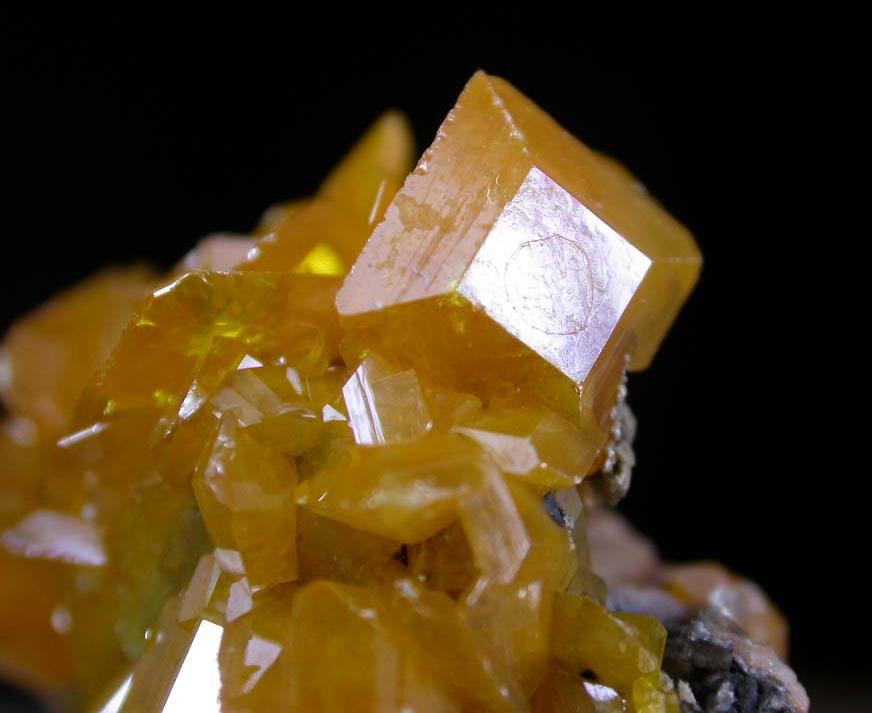 WULFENITA amarilla, cristal de 1 cm.