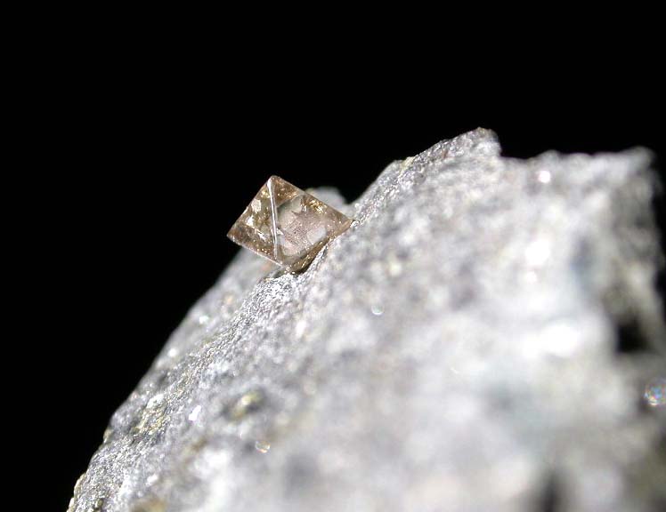 DIAMANTE en matrix, cristal de 5 mm.