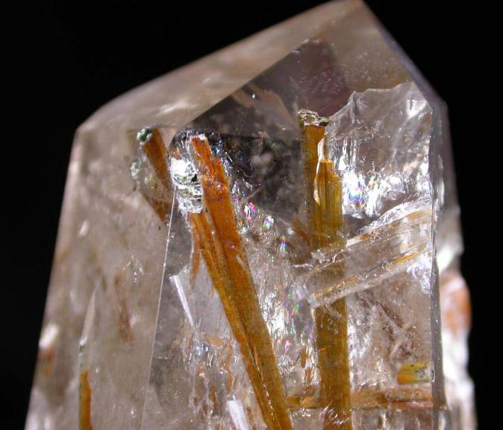 EPIDOTA incrustada en CUARZO, cristales hasta 3 cm.