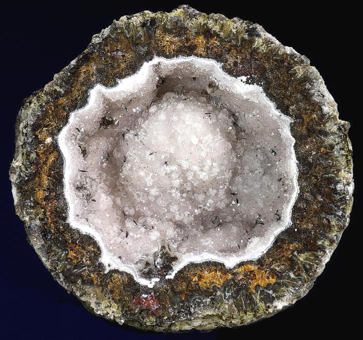 geoda de CUARZO, CALCITA y GOETHITA, diámetro 13 cm.