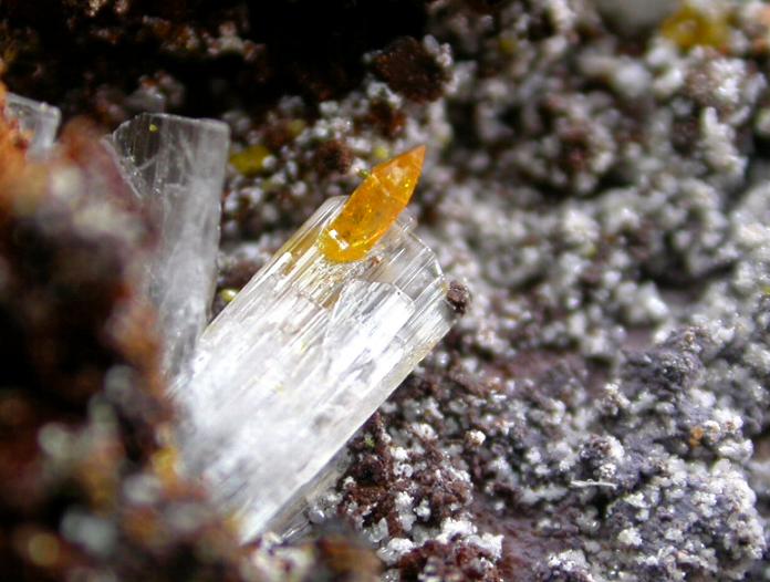 cristal de 3 mm de LAGRANDITA sobre HEMIMORFITA de Santa Eulalia.
