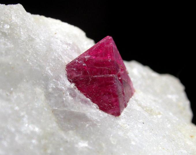 ESPINELA noble, cristal 1 cm. De Mogoc - Birmania