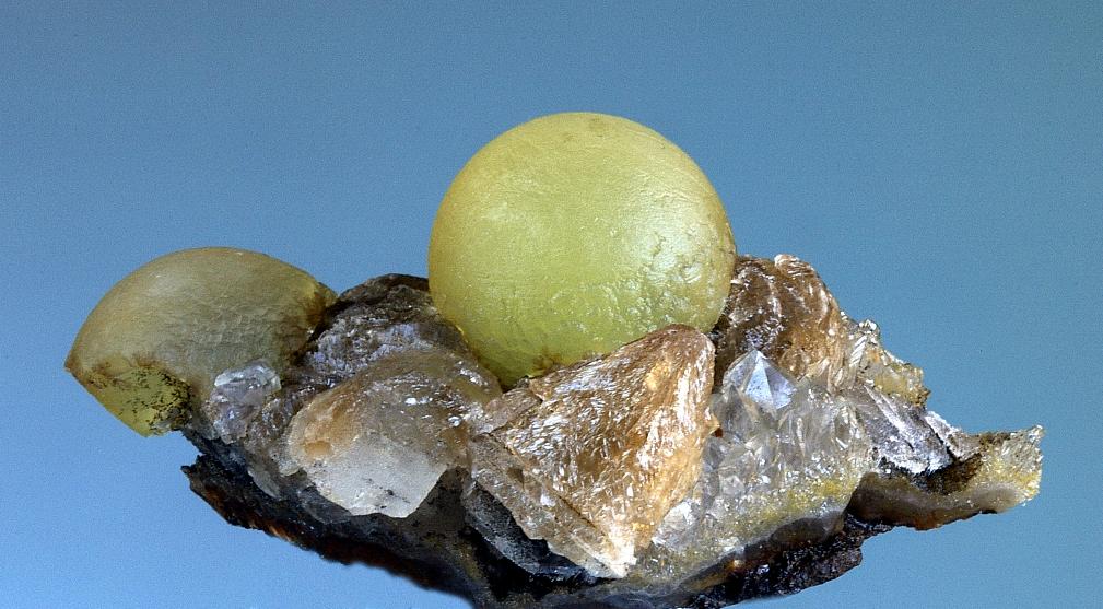 bolas verdes de FLUORITA de 1 cm, con CALCITA y CUARZO de Poona