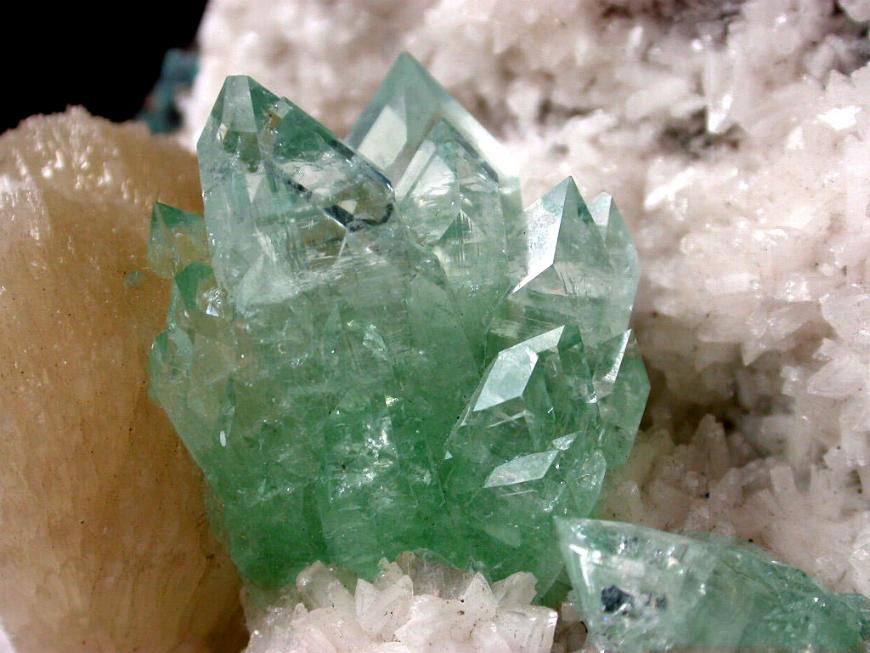 APOFILITA verde de Poona, grupo de cristales 3 cm.