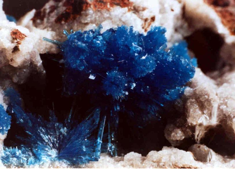 PENTAGONITA, grupo de cristales azules de 2 cm.