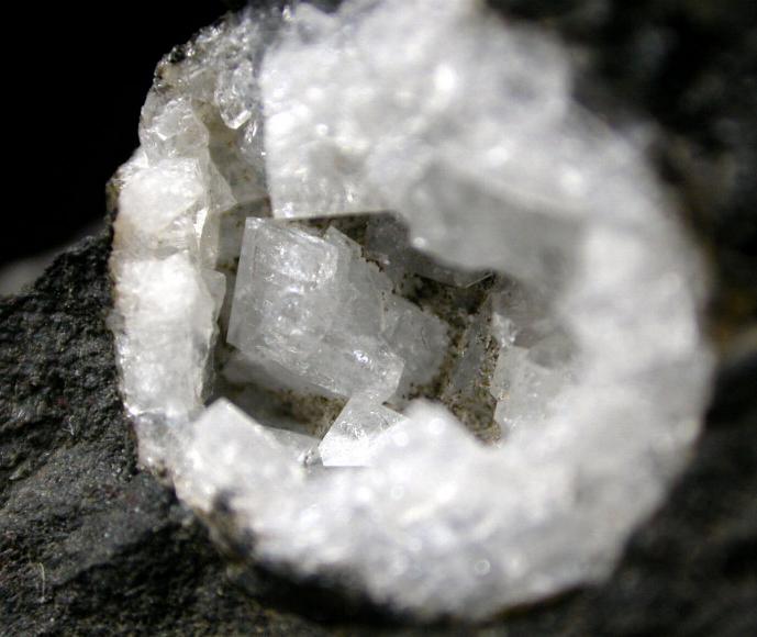 CHABACITA de Strontian, geoda de 2 cm con cristal de 6 mm.