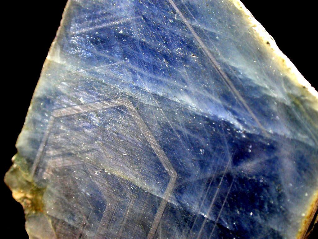 ZAFIRO con fantasmas de crecimiento, cristal de 5 x 5 cm.