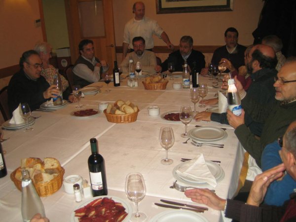 Un grupo de personas comiendo en una mesa

El contenido generado por IA puede ser incorrecto.