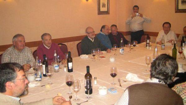 Un grupo de gente sentados a la mesa con copas de vino

El contenido generado por IA puede ser incorrecto.