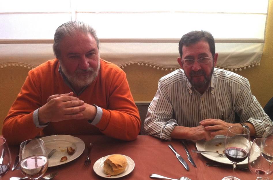 Un par de personas sentadas en una mesa

El contenido generado por IA puede ser incorrecto.