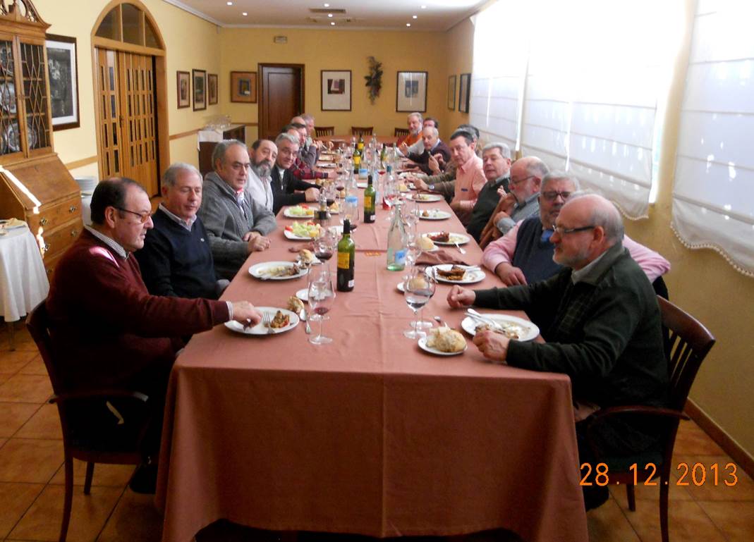 Un grupo de personas sentadas alrededor de una mesa de restaurante

El contenido generado por IA puede ser incorrecto.