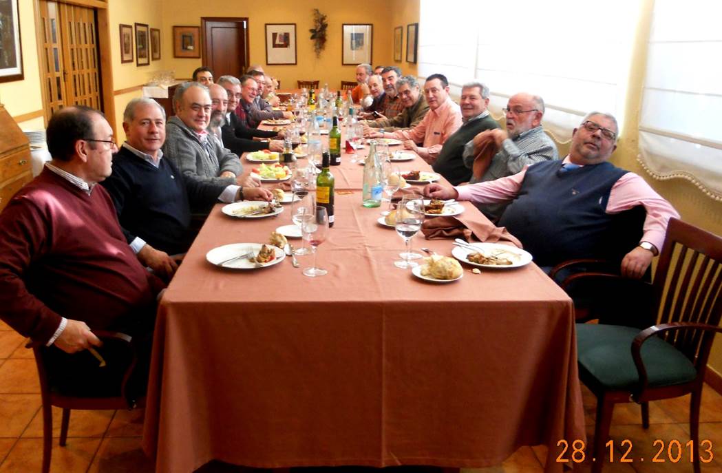 Un grupo de personas sentadas alrededor de una mesa de restaurante

El contenido generado por IA puede ser incorrecto.