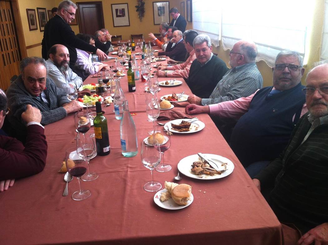 Un grupo de personas sentadas alrededor de una mesa de restaurante

El contenido generado por IA puede ser incorrecto.