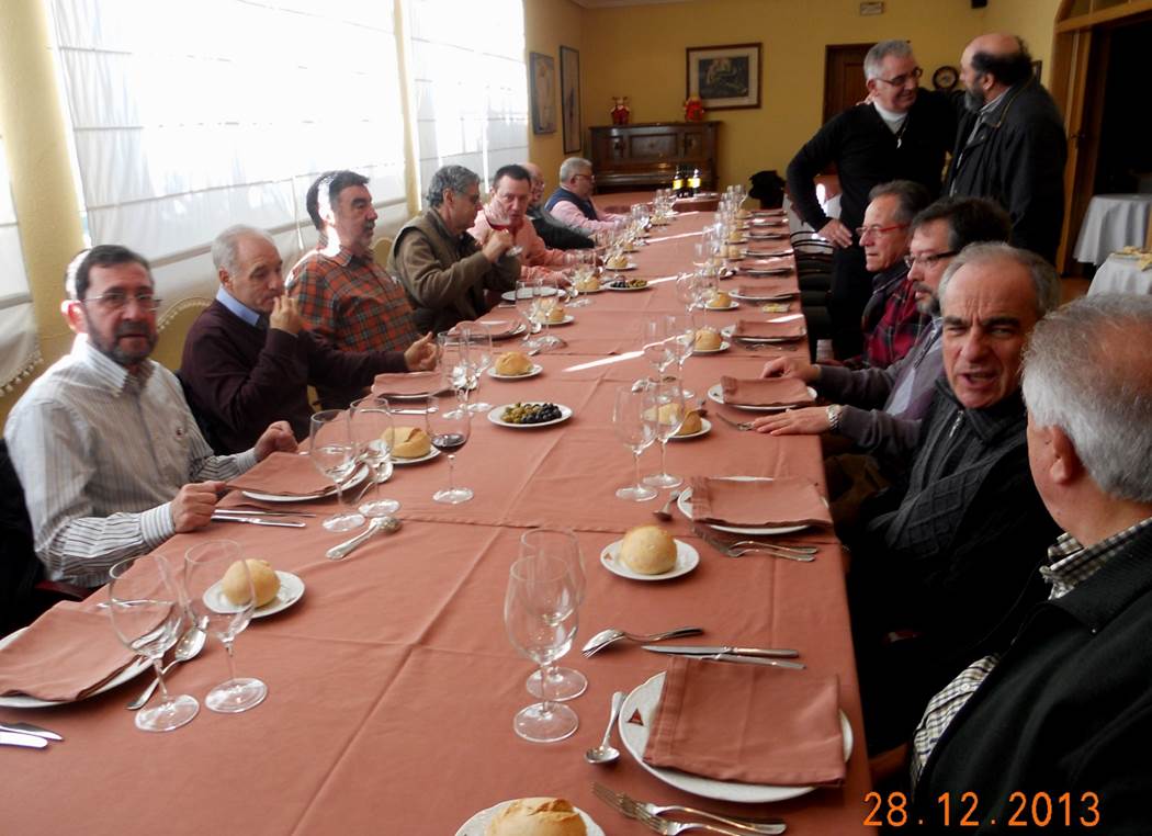 Un grupo de personas sentadas alrededor de una mesa

El contenido generado por IA puede ser incorrecto.