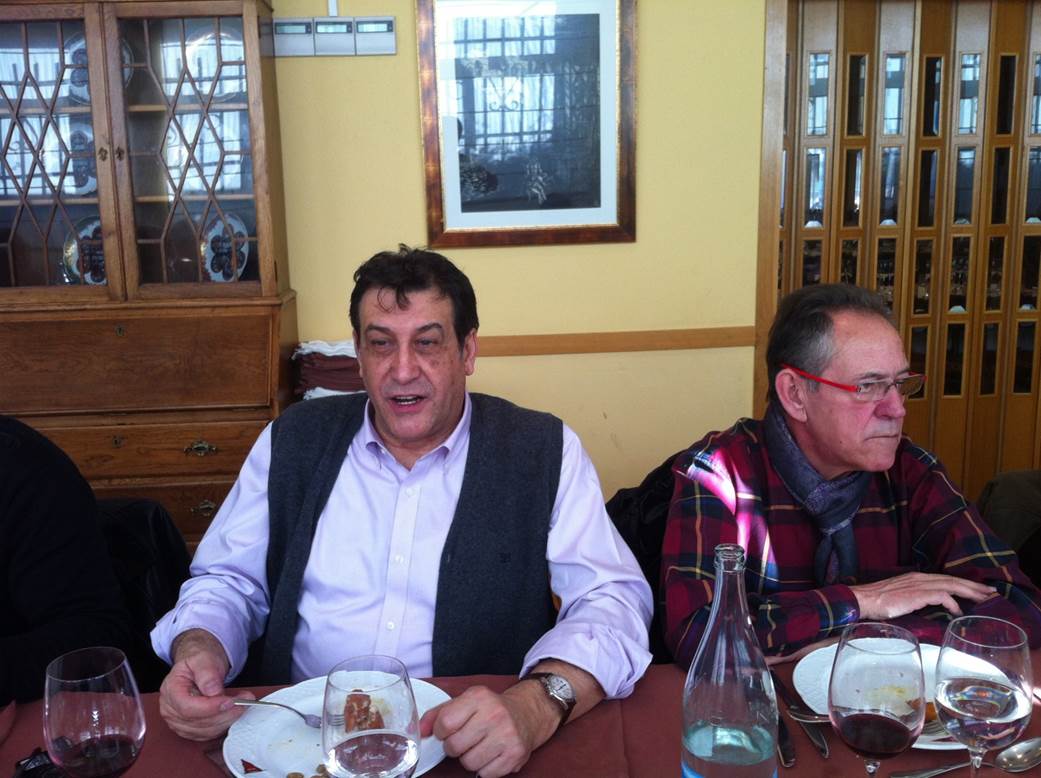 Un grupo de gente sentados a la mesa con bebidas

El contenido generado por IA puede ser incorrecto.