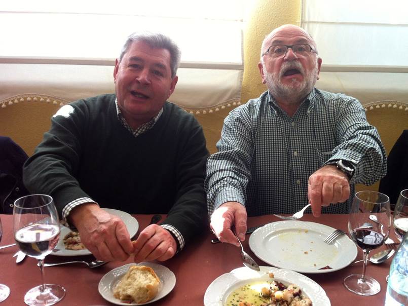 Un hombre sentado frente a una mesa con comida

El contenido generado por IA puede ser incorrecto.