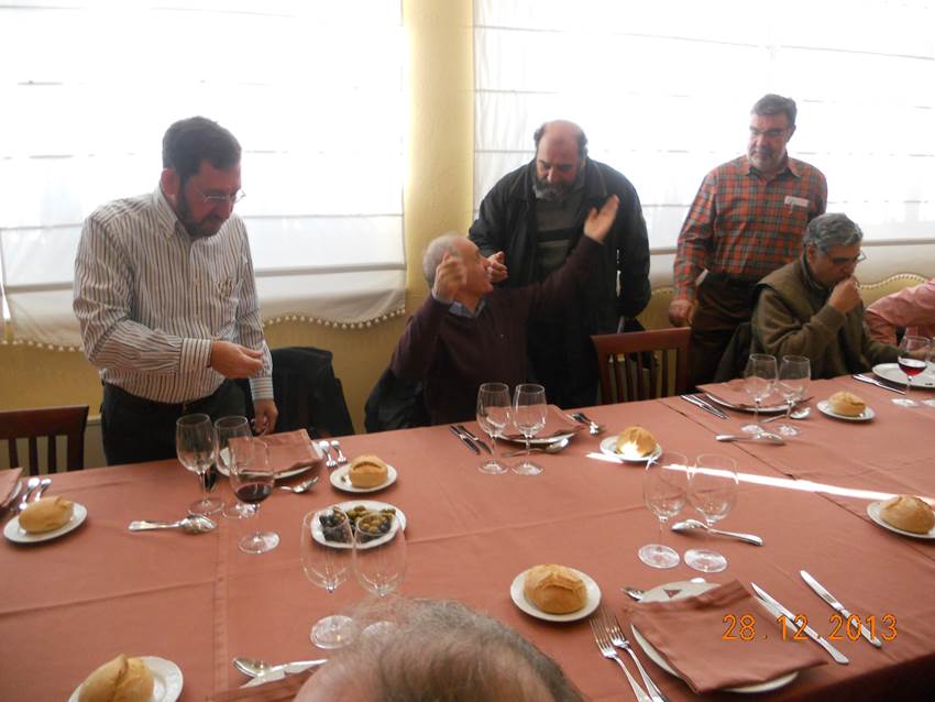 Un grupo de gente sentados a la mesa comiendo

El contenido generado por IA puede ser incorrecto.