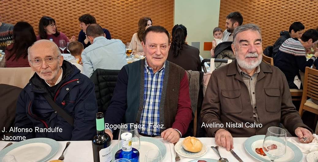 Grupo de personas sentadas alrededor de una mesa

El contenido generado por IA puede ser incorrecto.