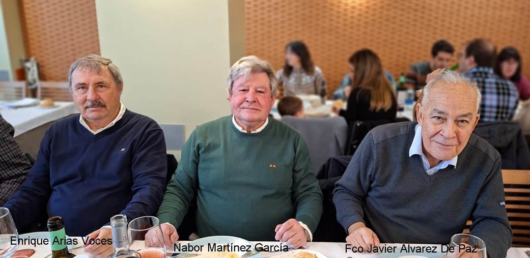 Un grupo de hombres sentados en una mesa

El contenido generado por IA puede ser incorrecto.